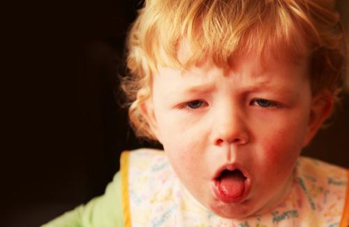 Cảnh báo: Trẻ nhỏ có thể bị ngưng thở sau một đêm khản tiếng