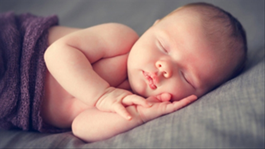 Trẻ sơ sinh ngủ hay mê sảng, không ngon giấc về đêm là bị gì?