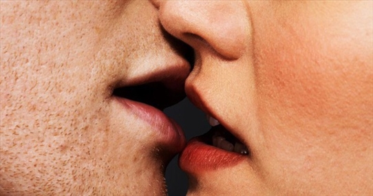 Bạn có nguy cơ mắc bệnh lây truyền qua đường tình dục nào khi hôn không?