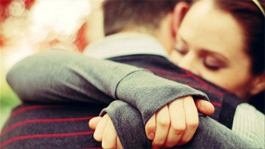 Hé lộ những lợi ích bất ngờ của ôm hôn hàng ngày có thể bạn chưa biết