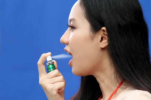 Thói quen lạm dụng dung dịch xịt thơm miệng gây hại sức khỏe