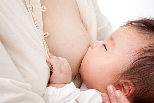 Bật mí những lợi ích khi cho con bú sữa mẹ ở ngày đầu chào đời