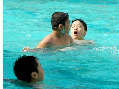 Điểm danh 8 bệnh thường gặp khi các bạn đi tắm ở bể bơi
