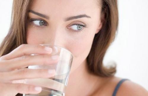 Điều gì xảy ra nếu bạn có thói quen uống nước trước khi ngủ?