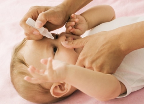 Nhỏ sữa mẹ vào mắt trẻ sơ sinh có thể gây mù lòa, bạn có biết?