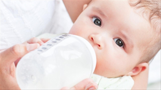 Cảnh báo: Trẻ sơ sinh có thể mắc bệnh máu hiếm vì dùng sữa công thức