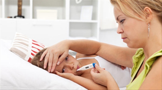 Thói quen đặt thuốc hạ sốt vào hậu môn cho trẻ khiến nhiều bà mẹ phải trả giá