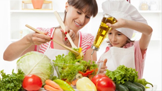 7 mẹo đơn giản giúp trẻ có hứng thú vào bếp cùng mẹ