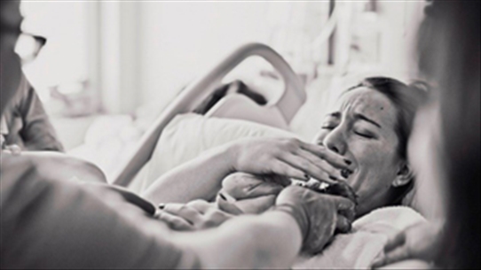 Câu chuyện cảm động về người mẹ sinh con khi hôn mê ở giai đoạn cuối ung thư máu