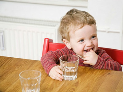 Những sai lầm khi cho trẻ uống nước vào mùa hè mẹ cần lưu ý