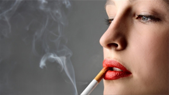 Thói quen hút thuốc lá có thể gây mù lòa là biến chứng rõ nhất