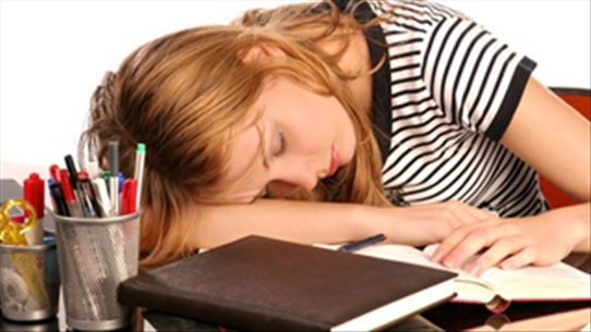 Ngủ gục trên bàn ảnh hưởng đến khả năng sinh sản của bạn