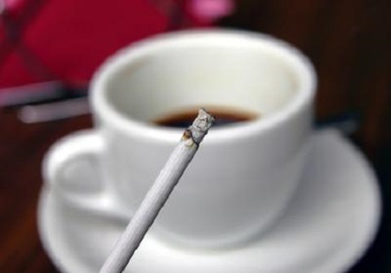 Tác hại của việc uống cà phê và hút thuốc lá cùng lúc, chớ xem nhẹ!