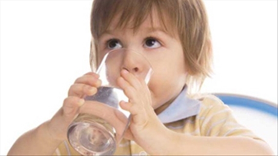 Những lưu ý khẩn khi cho trẻ uống nước các mẹ cần ghi nhớ
