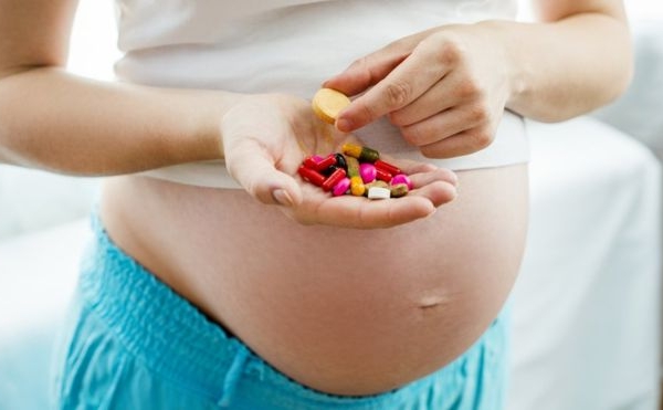 Bà bầu không cần bổ sung thêm vitamin tổng hợp khoa học trong thai kỳ