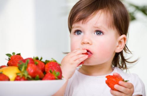 Cho trẻ nhỏ ăn hoa quả thế thay rau xanh liệu có được không?