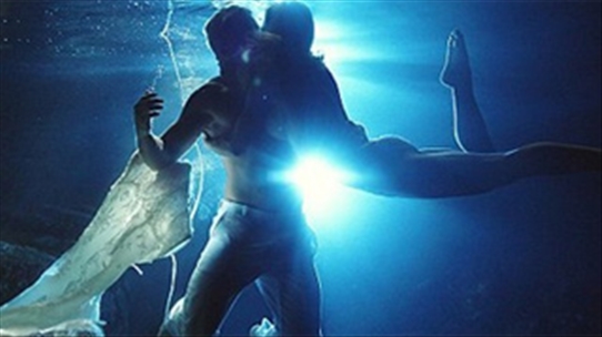 'Yêu' dưới nước: Lãng mạn hay nguy cơ tiềm ẩn? - Không phải ai cũng biết