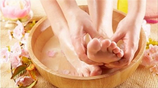 Ngâm chân vào nước ấm có chữa được bệnh suy giãn tĩnh mạch?