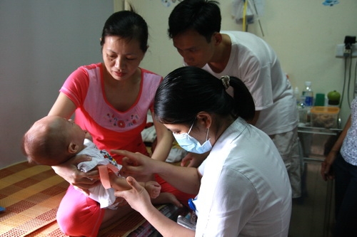 Hướng dẫn cách chăm sóc trẻ nhiễm virut đường hô hấp