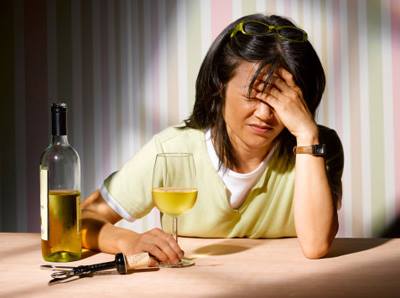 Đánh bật cơn đau đầu do uống rượu, vì sao lại vậy?