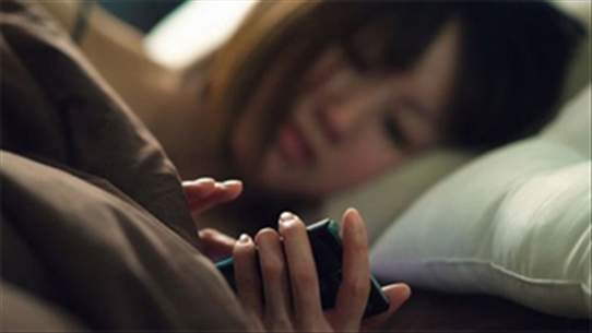 Dùng điện thoại ban đêm: Kẻ thù nguy hiểm của giấc ngủ