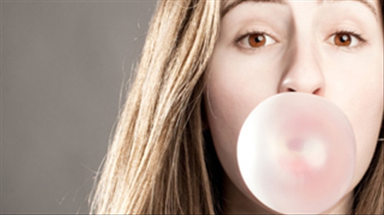 Thói quen ăn uống: Nhai kẹo cao su nhiều gây viêm khớp thái dương hàm