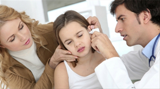 Vì sao cha mẹ không nên tiến hành ngoáy tai cho trẻ nhỏ?