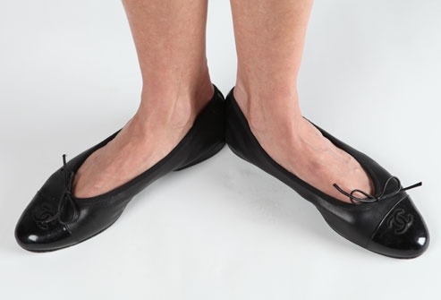 Đừng tưởng đi giày bệt không gây hại gì cho sức khỏe