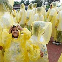 Cẩn trọng khi sử dụng áo mưa chứa hóa chất gây hại cho não