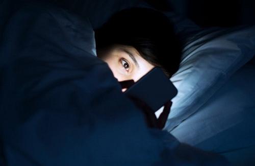 Ung thư mắt vì thường xuyên dùng điện thoại vào ban đêm