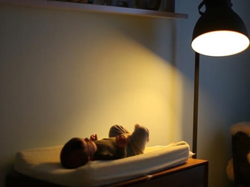 Tác hại khó ngờ của đèn ngủ đối với trẻ sơ sinh cha mẹ cần chú ý