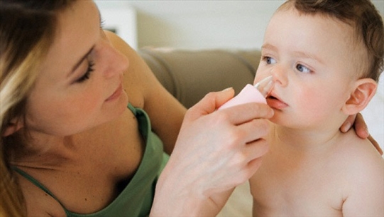 Cảnh báo: Trẻ bị viêm mũi cấp, mẹ cần đặc biệt chú ý