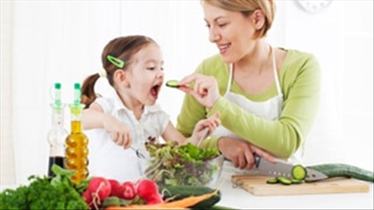 Mách mẹ cách làm cho con thích thú với món rau và trái cây