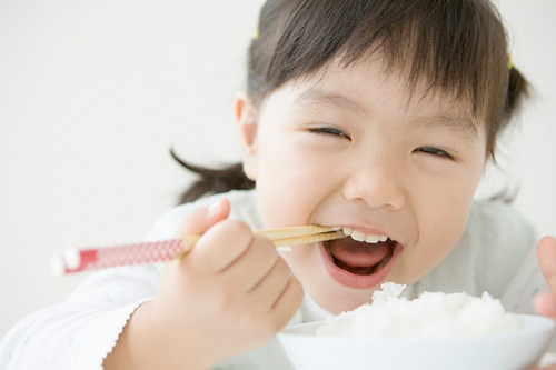 Nên hay không nên cho trẻ ăn nhiều bữa trong ngày?