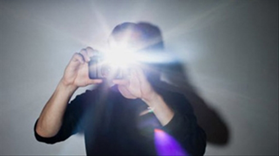 Ánh đèn flash máy ảnh có thể gây mù lòa bạn cần lưu ý