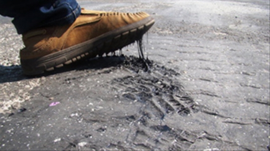Mối nguy hại khi mặt đường chảy nhựa ngày nắng nóng