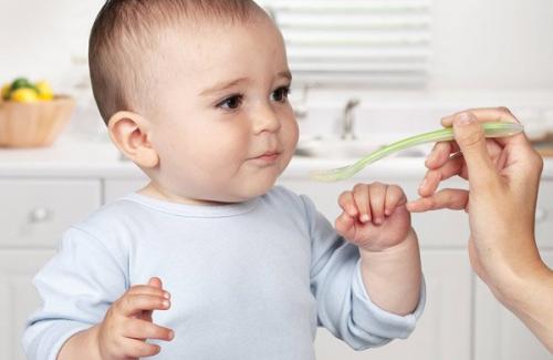Mẹ bỉm sữa có biết sốt phát ban ở trẻ em cần kiêng gì giúp con nhanh lành bệnh?