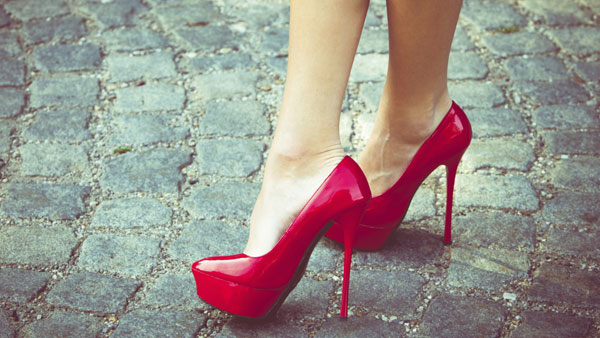 Mang giày cao gót liệu có ảnh hưởng tới khả năng sinh sản không?