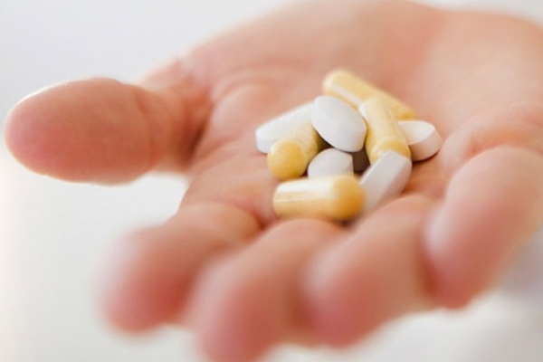 Uống thuốc nhóm steroid có giúp giảm đau do thoát vị đĩa đệm không?