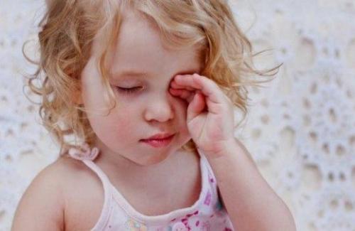 Bệnh đau mắt đỏ ở trẻ em - Làm sao để con yêu nhanh khỏi