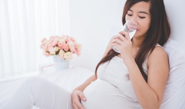 Bị phù khi mang thai có nên uống ít nước hay không?