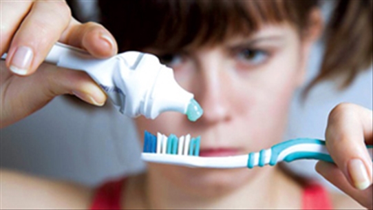Bạn đang tự hủy hoại hàm răng vì thói quen vệ sinh sai lầm