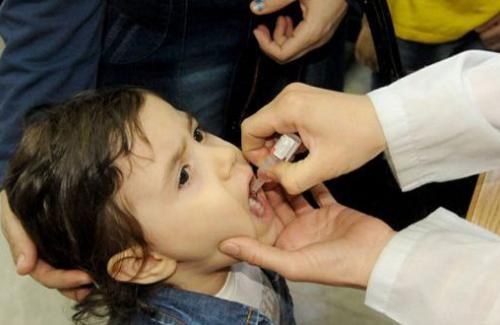 Cách tốt nhất để phòng căn bệnh bại liệt là uống vắc-xin