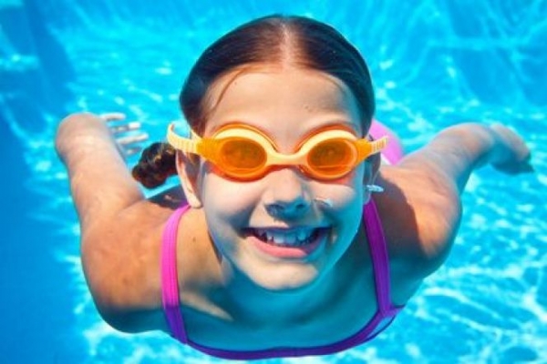 Mách các bậc phụ huynh cách giúp trẻ yêu thích bơi lội