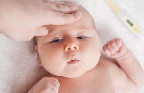 Những cách hạ sốt khiến bé bệnh thêm nặng mẹ nên tránh