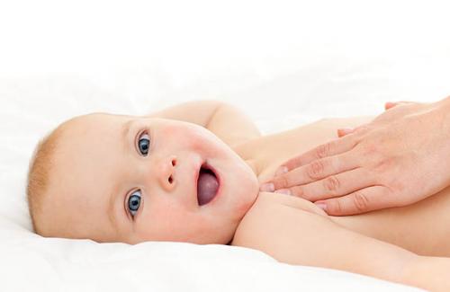 Kể tên những dấu hiệu chứng tỏ trẻ sơ sinh khỏe mạnh
