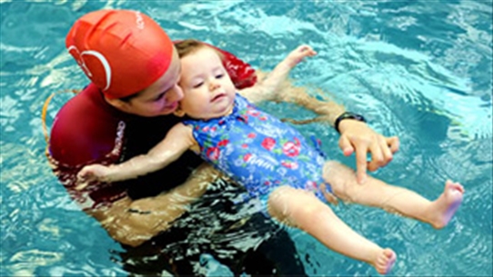 Những lưu ý khi bé lần đầu học bơi cha mẹ cần chú ý