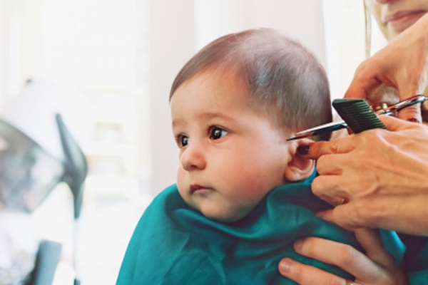 Những điều cần lưu ý khi cắt tóc cho trẻ mẹ có biết?
