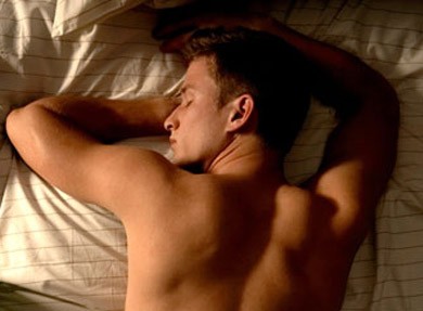 Những tư thế ngủ khiến nam giới trở nên 'yếu đuối' bạn có biết?