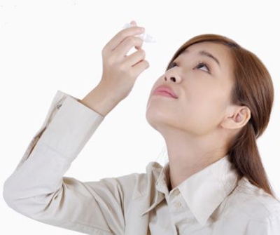Dùng thuốc nhỏ mắt trong điều trị dứt điểm bệnh viêm kết mạc